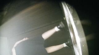 【トイレショット】バーガールがトイレの便器から排便してタバコを拾う ipcam (2)