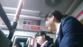 【バス痴漢 ＳＰ】 超アイドル級 優しい純粋な処女 Ｋに爆発 バレそうなところ友達の視界をふさぎ確信の受け入れ voyeur jp 1