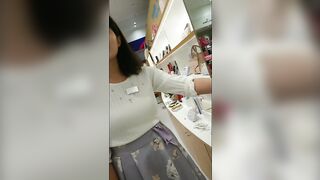 バレた wスト越し純白パンティのお姉さん ミニスカショップ店員撮り３５ voyeur jp