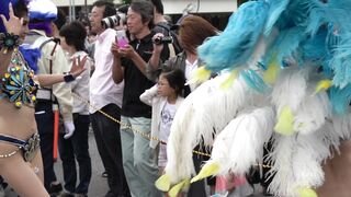 笑顔がキュートなダンサーさん 衣装のサイズが合っていないから ブラの中身が丸見えの状態で踊り続けてる voyeur jp