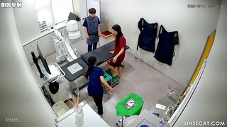 [신작] 6월 최신 유출 사건! 소녀들의 바지가 걷혀져 엉덩이가 드러났습니다. 남자 간호사가 예쁜 소녀를 보고 주도적으로 그녀를 받아 바지를 벗도록 korean porn vip ipcam