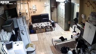 [신작] 펍 라운지. 예쁜 여자들이 옷을 갈아입고 있다. 이 여성스러운 방에서 남자들은 원초적인 충동으로 가득 차 있다 korean porn vip ipcam