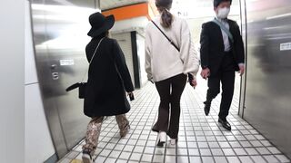 極嬢 モリ尻に食込む強烈なv字パンティーライン リブフレアパンツギャルの一級品のエロ尻 voyeur jp