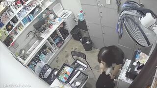 2023년 한국 IP 카메라 해킹 _ 이발소 탈의실. 양치를 하는 척하며 섹시한 여자 동료의 몸을 몰래 보는 뚱뚱한 소녀 korean porn vip ipcam