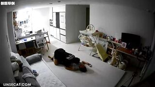 2024년 대한민국 가정용 IP 카메라가 해킹당했다_부부의 부러운 행복한 삶. 그녀는 정액이 바닥으로 새는 것을 막기 위해 질을 잡고 침실에서 korean porn vip ipcam