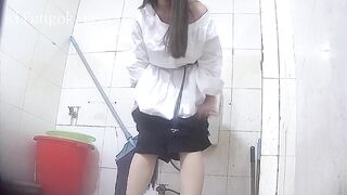 【オリジナルトイレショット】複数の女子学生が写った大学のトイレのパノラマ写真。親友同士の2組が一緒に用を足している様子も含まれています toilet (2)