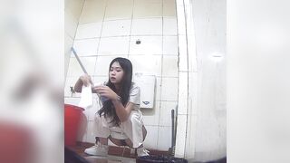 【オリジナルトイレショット】複数の女子学生が写った大学のトイレのパノラマ写真。親友同士の2組が一緒に用を足している様子も含まれています toilet (5)