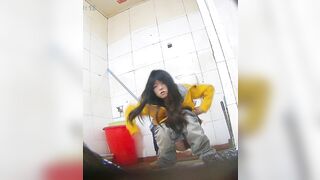 【オリジナルトイレショット】複数の女子学生が写った大学のトイレのパノラマ写真。親友同士の2組が一緒に用を足している様子も含まれています。 toilet 01-160626