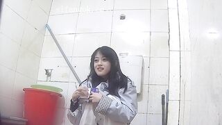 【オリジナルトイレショット】複数の女子学生が写った大学のトイレのパノラマ写真。親友同士の2組が一緒に用を足している様子も含まれています。 toilet 03-160626