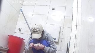 【オリジナルトイレショット】複数の女子学生が写った大学のトイレのパノラマ写真。親友同士の2組が一緒に用を足している様子も含まれています。 toilet 04-160626