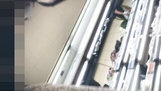 突き出しまくりで美しいお尻が丸見えになっちゃってる綺麗な熟女 voyeur jp