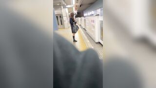 某有名学園01 痴女 横にオバサンいるのに見せつけてくる天使ちゃん voyeur jp
