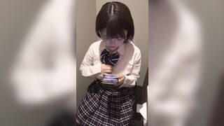 デパートのトイレでこっそりオナニーしちゃうjk66 voyeur jp