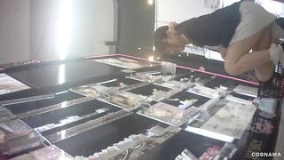 しゃがみパンチラ 無防備な店員さんたちのしゃがみ開脚パンチラ voyeur jp
