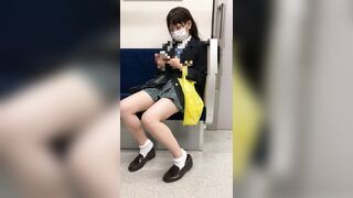 青チェ 正面まんこ 電車対面盗撮で純白の隙間からパイパンおまんこ 夏のjkストーカー記録 voyeur jp