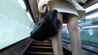 高精細フルhd white white galのピンクパンティー スケルトンチェアとデンジャラスなワレメ 椅子下の世界 voyeur jp