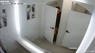 [신작] 탈의실에서 옷을 갈아입던 여성이 바지를 벗자 음모가 드러났다 korean porn vip