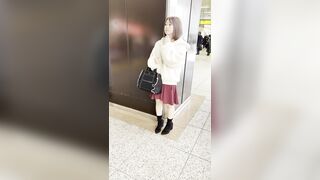 逆さ撮りの瞬間50 声かけ 童顔ロリ体型 白テカパンティ しゃがみ 店舗 エレベーター voyeur jp