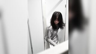 5月に新たに流出したトイレ写真の達人❤️ 女子大学のトイレに潜入し、複数の女子学生が排尿する様子を密かに撮影。写真にはピンクのTシャツを着 toilet 01-200626