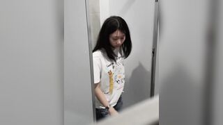 5月に新たに流出したトイレ写真の達人❤️ 女子大学のトイレに潜入し、複数の女子学生が排尿する様子を密かに撮影。写真にはピンクのTシャツを着 toilet 02-200626