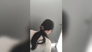 5月に新たに流出：【トイレ下からの撮影】❤️マスターフォトグラファーが陰毛に触れるなど親密なシーンの撮影方法を独学で習得 - 超刺激的 toilet 01-200626