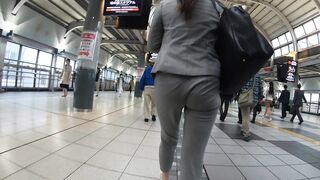 もっちとパンツスーツ voyeur jp