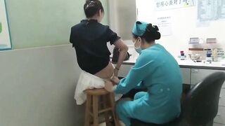 女性患者に変装した男が病院の注射室に忍び込み、看護師が注射を行う様子を隠し撮りする。赤いトップスにデニムのミニスカートを身にまとった ipcam