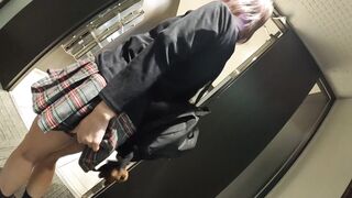 いきなりモロマンで挑発されてシコらされちゃった僕 出会い頭のノーパンドッキリ voyeur jp