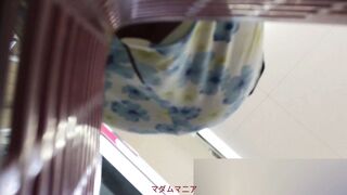 綺麗な奥様のスカートの中の秘密part56スカート内ライトアップ編 voyeur jp