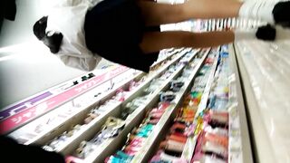 26 化粧品を選ぶ制服娘 voyeur jp