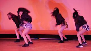 a 030 興奮の脱ぎ演出 中は高露出で大歓声 voyeur jp
