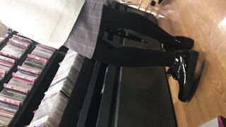 スマホで逆さ撮り25 声あり 友達と一緒に立ち読み中の10代 美脚黒タイツ女子 スカート内を撮影 素人盗撮 voyeur jp