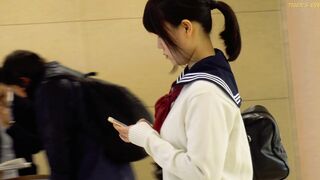 街中制服女子パンチラ スカートめくり セーラー服美少女の超ミニスカパンチラ スカートめくってお尻まる出し part1 voyeur jp