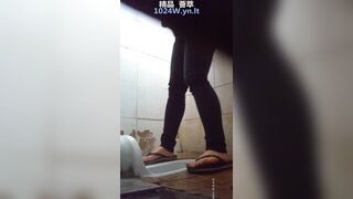 [キャンパス周辺のトイレ・スナップ] ❤️ 学校近くの飲食店でのトイレ・スナップ集――タイトなマンコを持つ若い女性たちをフィーチャー。 toilet 31-010726