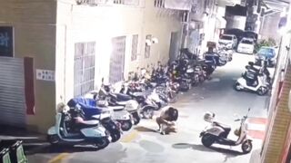 路上を捉えたありのままの監視カメラ映像：深夜の交差点で、ある若い男がスタイリッシュな女性を見つけ、背後から忍び寄って彼女のスカートをめ china