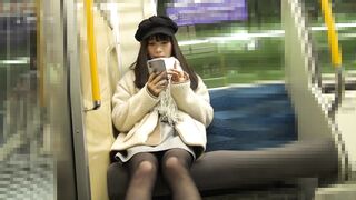 電車内対面パンチラ めちゃカワ私服kちゃんのミニスカ黒ストッキングの中身は純白サテンパンツ voyeur jp