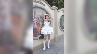 白いスカートと膝上丈のストッキングを履いた若い女性のお尻の割れ目に下着が挟まってしまいました。彼女は地面にしゃがんで写真を撮っていた時 upskirt 2