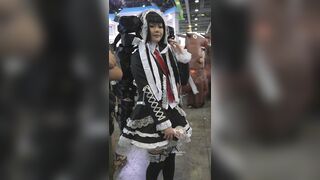 白いスカートと膝上丈のストッキングを履いた若い女性のお尻の割れ目に下着が挟まってしまいました。彼女は地面にしゃがんで写真を撮っていた時 upskirt 3